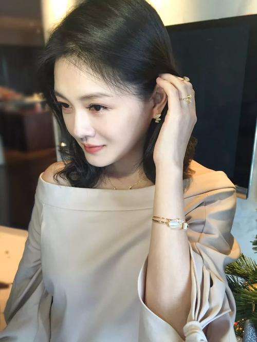 服了大S，竟然把几万块品牌衣服穿成批发市场货，网友：可能胖的