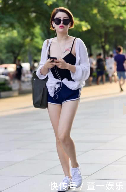 气质小姐姐美白双腿吸引了路人目光，时尚着装让人难以忘怀.