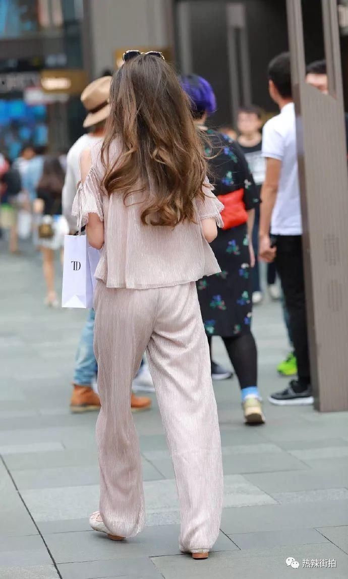 街拍:长相气质俱佳的魅力美女，背影更加迷人