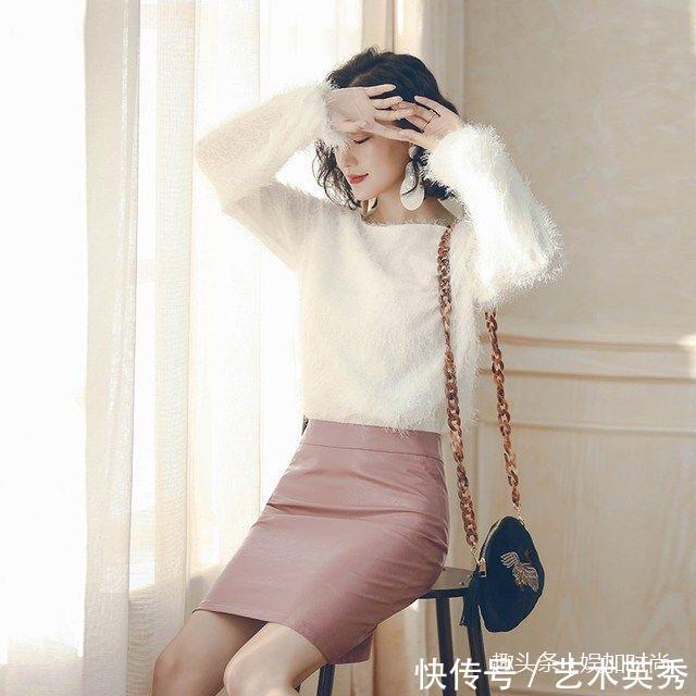 街拍:女生爱穿包臀裙,是因为坐姿性感有气质!