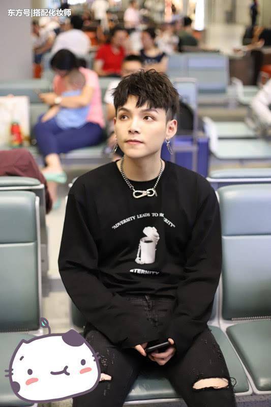 朱星杰出门又是化妆，又是戴耳坠，还把钥匙扣挂脖子上了！
