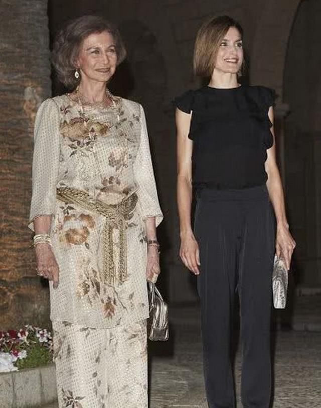 莱蒂齐亚陪婆婆参加晚宴，橙色背心配碎花裙，比凯特王妃更有活力