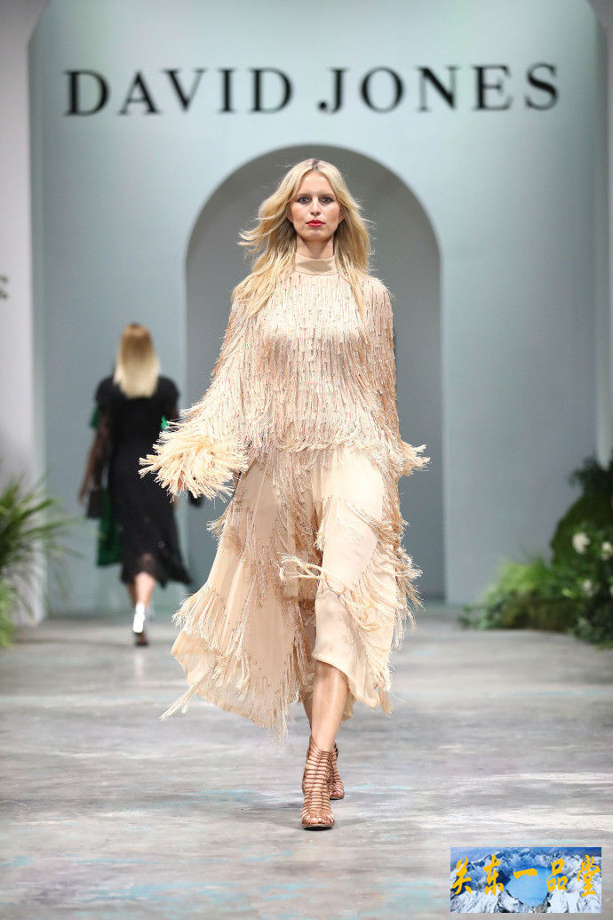 超模Karolina Kurkova悉尼秀场惊艳亮相