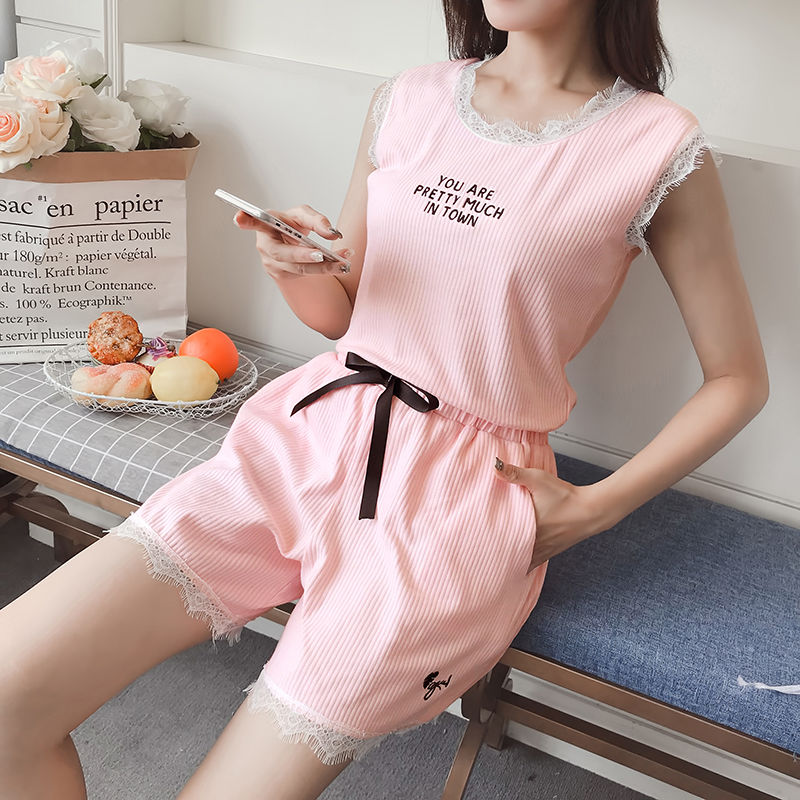 三伏天，女人不穿三角裤不算什么了，只有更夸张的，谁看了都害羞