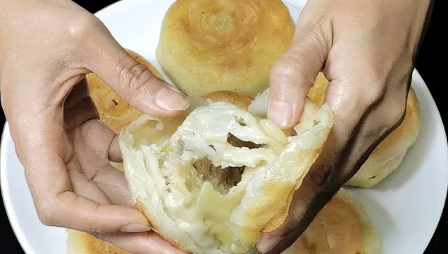  「用手揉成」肉饼这样做最好吃，调馅、和面有秘诀，一抻一拉酥脆多层，太香了
