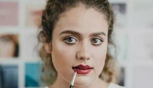  『打底工作』女生涂口红时，避开这3个错误，第一条就让很多人中枪了