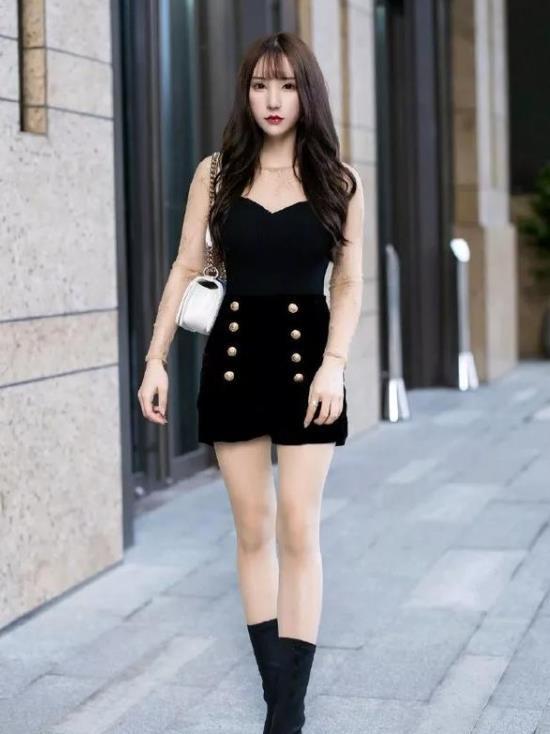  连体■街拍：姿色天然的美女，一件黑色的连体短裤，魅力气质十足