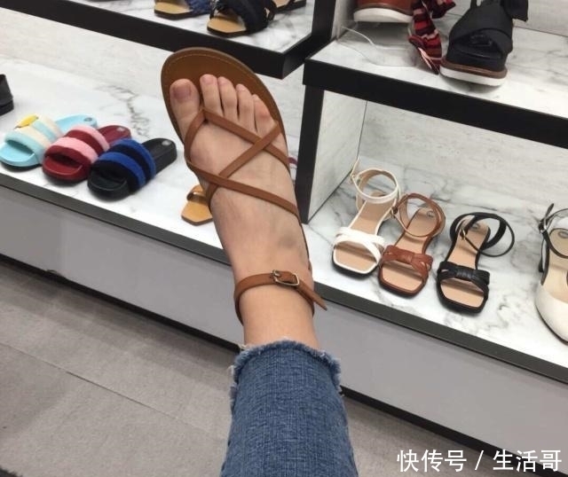 松糕鞋|上了年纪的女人,无论穿裤子还是裙子,少穿这六双鞋,土气还廉价
