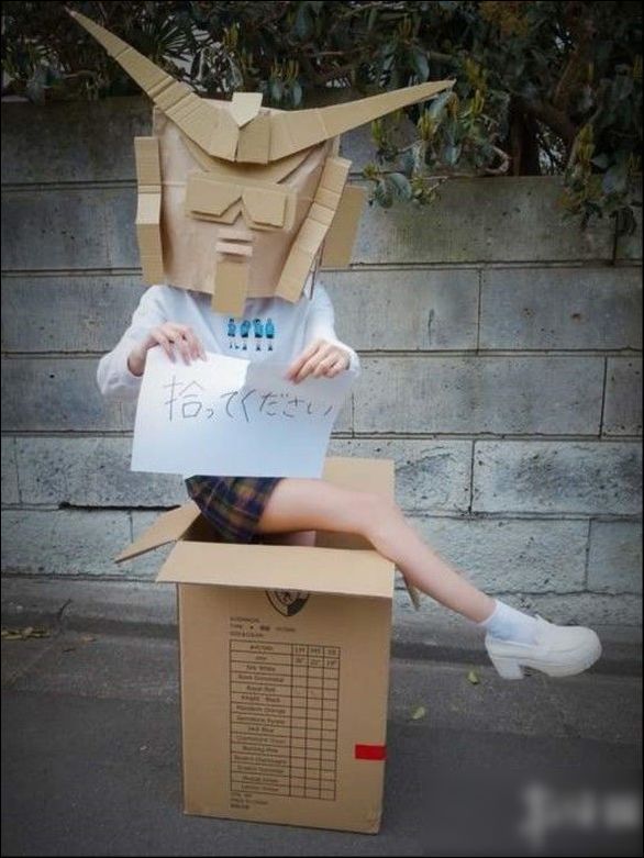 日穿搭网站现姿势中二高达头套妹 颜值竟意外地高