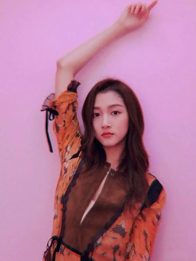 关晓彤露出黑色内搭玩性感,看完下半身五分裤,网友都要疯狂了