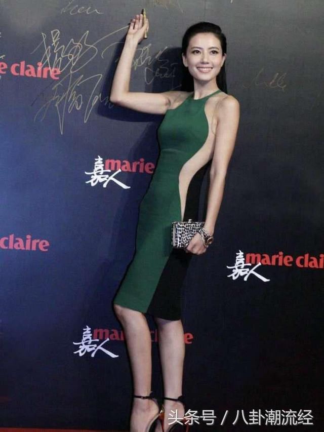 39岁高圆圆变风格，侧开口连衣裙惊艳全场，网友：比柳岩还性感