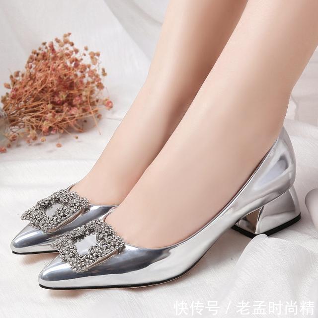  [女性]尖头高跟鞋备爱曙目的外表，深受广大女性的青睐，是不可缺的单品
