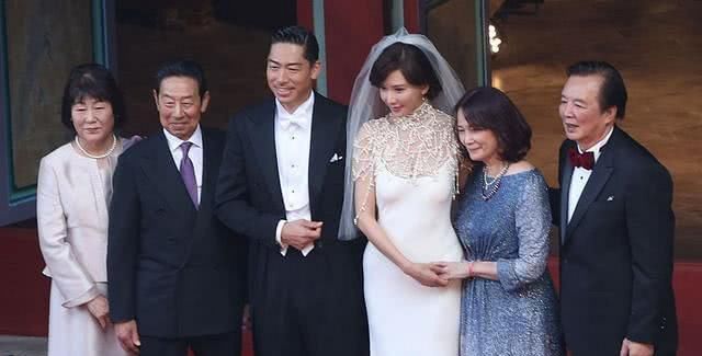  『妈妈们』婚礼妈妈装怎么选端庄又得体?来看众星妈亲身示范婚礼穿搭！