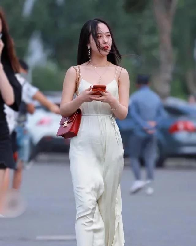  【吊带】街拍;穿超薄吊带长裙,风来了,亮点也就来了