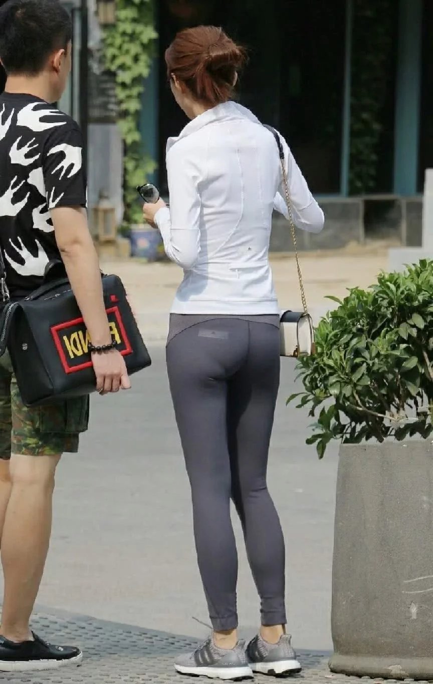 轻熟女气质小姐姐，灰色紧身裤尽显火辣迷人好身材