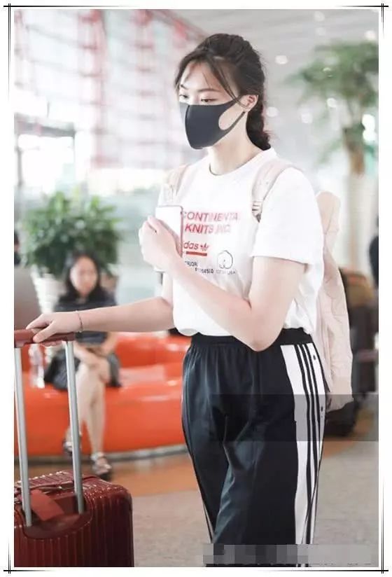 惠若琪厉害了!奶奶级的阔腿裤真时髦，网友:刘雯都不敢这样穿