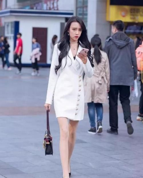  『美女』潮范儿女神来了，街拍：天生丽质的美女，一件紫色背心配黑色运动裤，青春活力气质