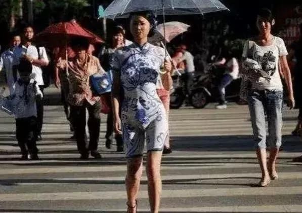 女模特身上画旗袍,自称没人发现,一路人却说:这个地方太明显了