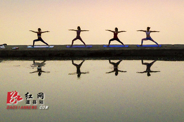 瑜伽与骑行爱好者共舞 秋水共道州一色