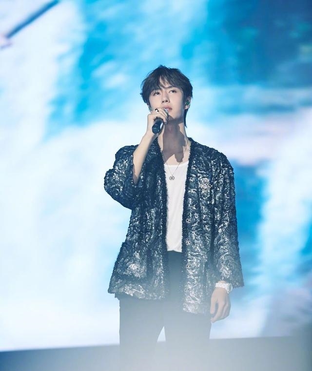 王一博跨年演唱会造型