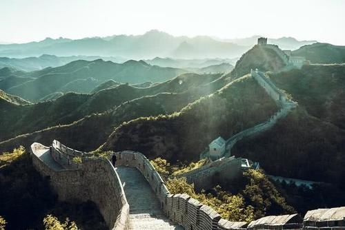  真爽@登上中国景色最壮观的长城，却几乎没有游客，一人独享长城真爽