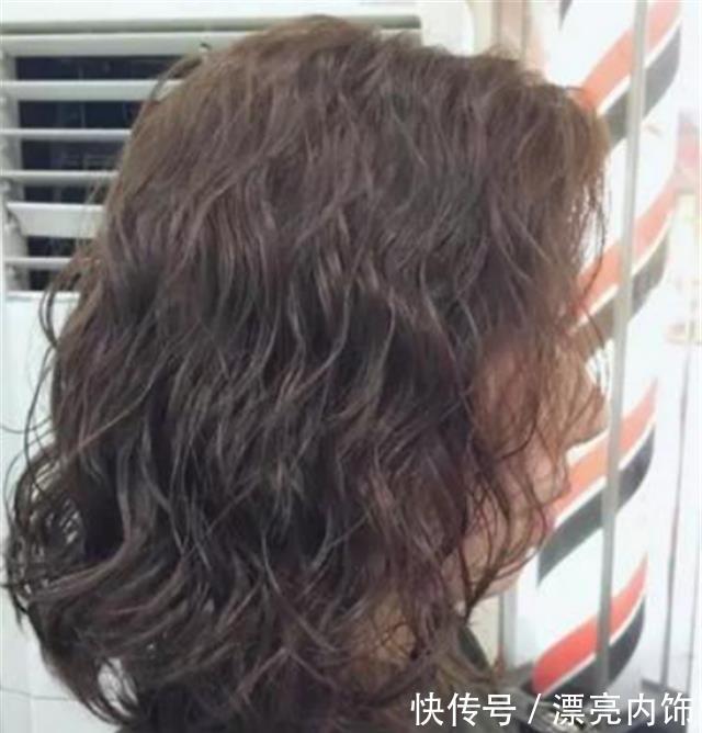  #大妈#无论奔几的女人，这4款“卷发”尽量别烫，不仅像大妈还掉发！