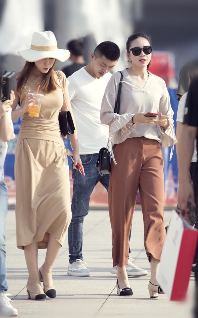 街拍，五款色彩丰富的时尚穿搭，让你尽显清新靓丽，你值得拥有!