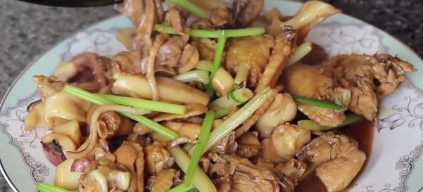 「脆爽」广式墨鱼炒鸡肉,鸡肉嫩滑不柴,墨鱼脆爽有嚼劲!