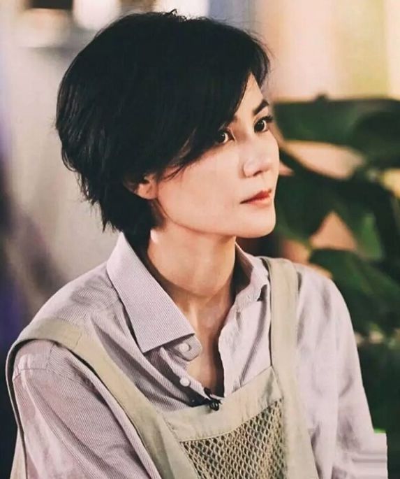 49岁王菲上综艺!红了这么多年还是气质精，时髦穿搭成范本