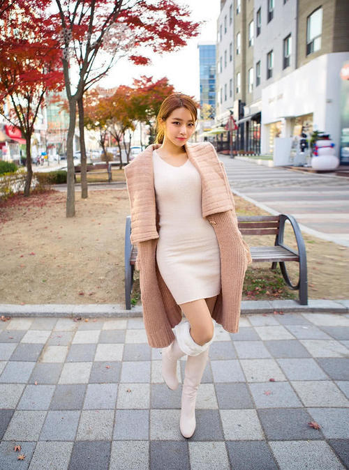 街拍：穿着紧身简约出门的小姐姐，优雅迷人凸显干练气质！