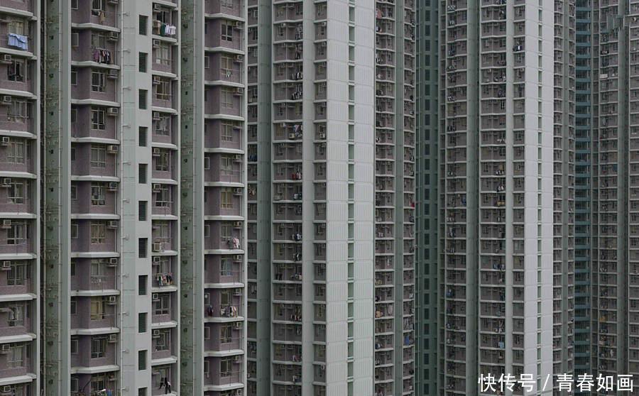 高空航拍下高密度的香港大楼，看着让人头晕目眩