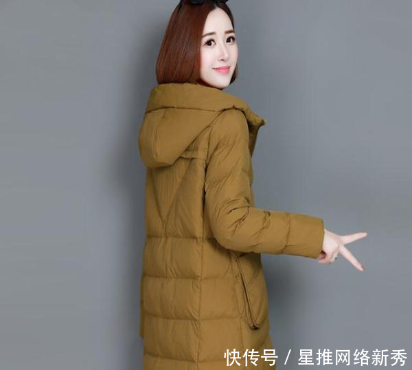  『舒适』羽绒服不要配打底裤, 瞧下面这样穿, 走到哪都美成焦点