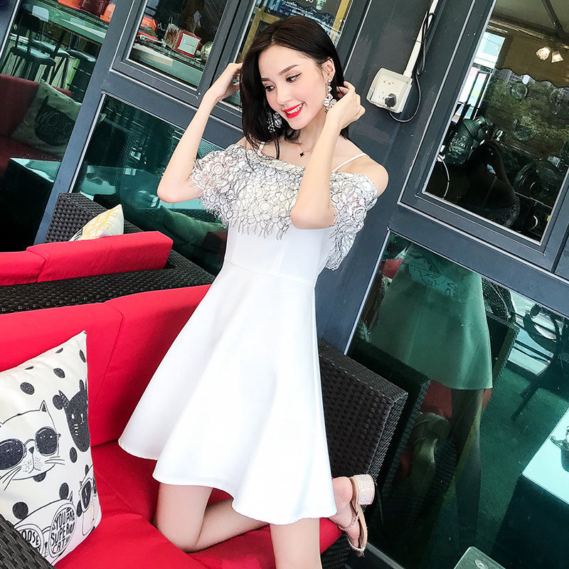 90、00后小姑娘真敢穿，逛街穿件一字肩连衣裙，满满的回头率