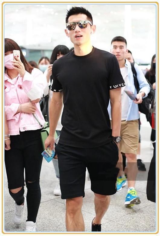 张继科身材逆天!T恤能看到膨胀的腹肌，网友:景甜的口味真独特