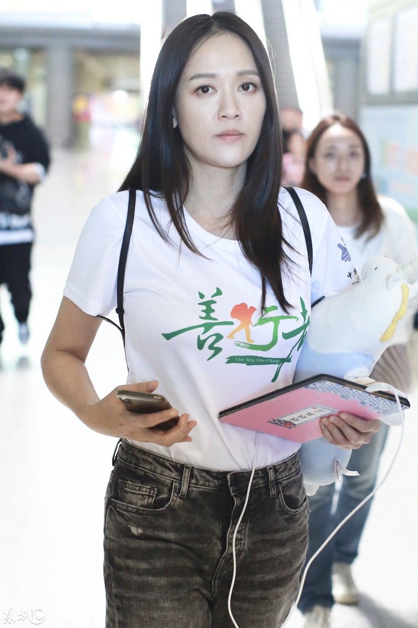 陈乔恩现身机场,青春靓丽,网友:又年轻了好几岁