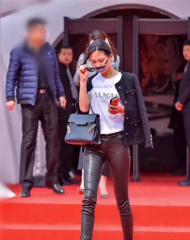 #时尚#街拍,高跟鞋搭配职业装展示成熟女性的独特魅力