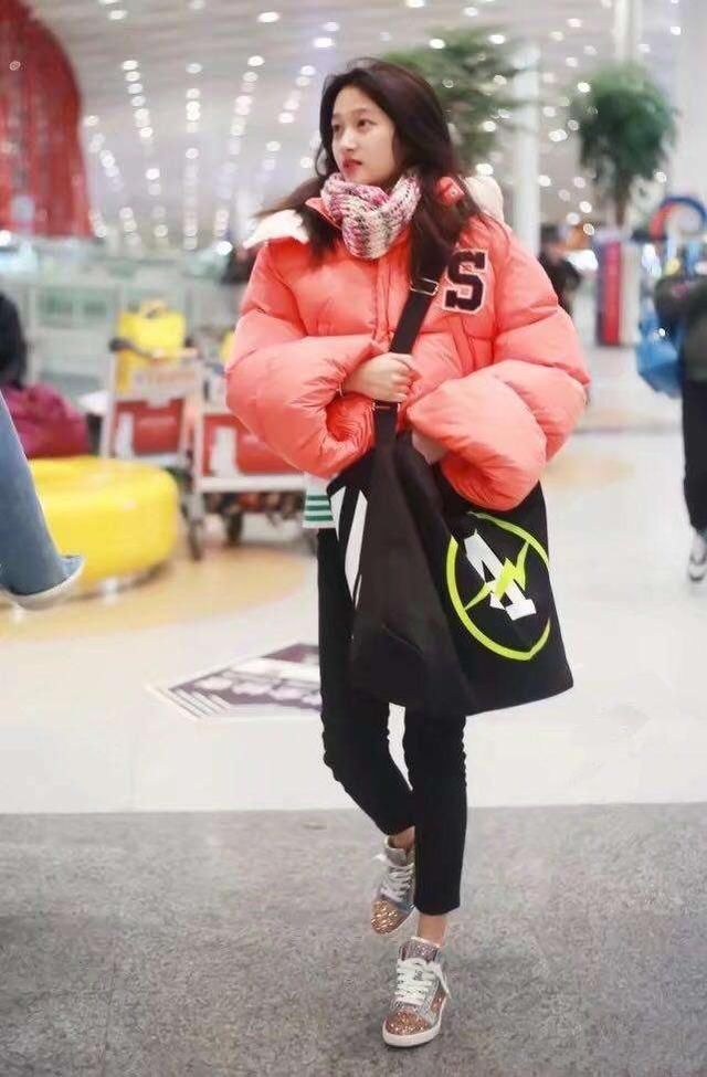 20岁关晓彤和37岁蔡依林同穿大棉服，一位时髦，一位土气？