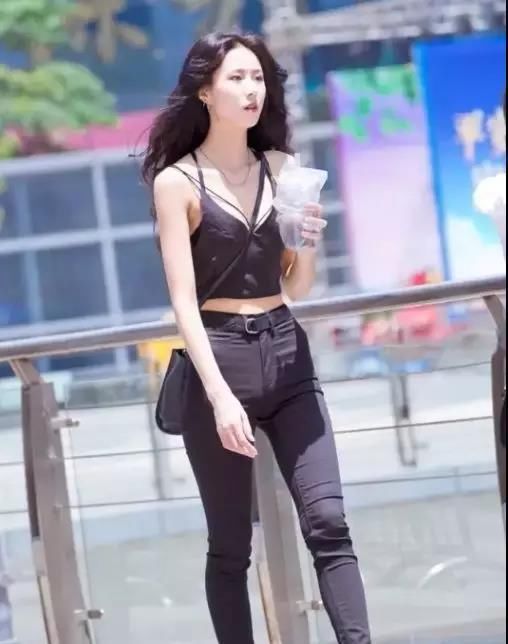 街拍：长得特别靓丽，高挑长腿翘臀的黑色紧身裤美女