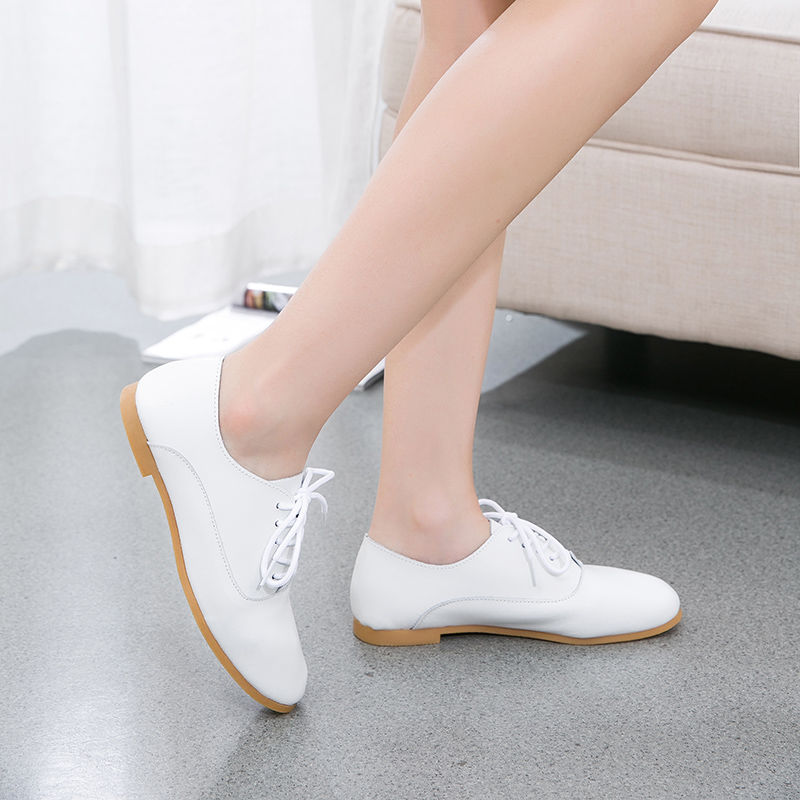 别穿凉鞋了，洋气女人今年都这样穿小皮鞋，非常流行，很有女人味