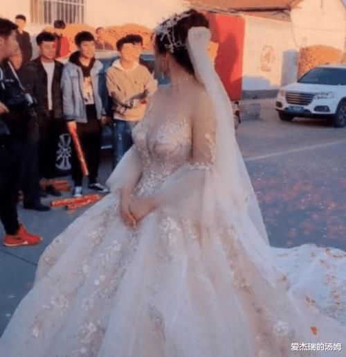 婚纱|“最洋气新娘”出现了!穿“无痕暗纹婚纱”魅力无限,网友都移不开眼睛