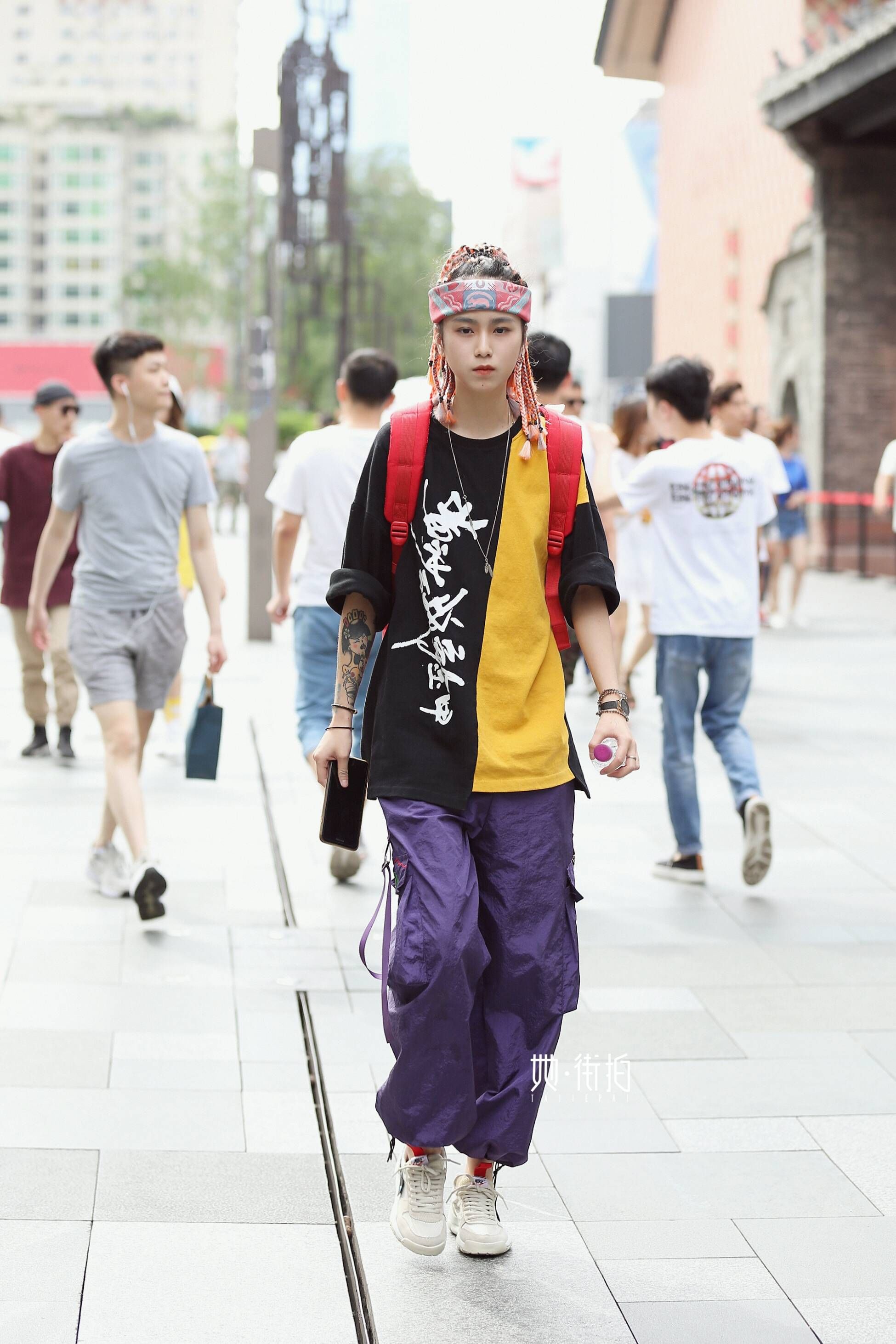 成都街拍个性的脏辫女孩，时尚运动都是她的范儿