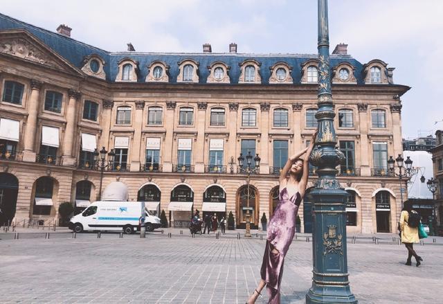 王艺穿香芋色吊带裙,性感仿佛落日女神,网友:被你美哭了!