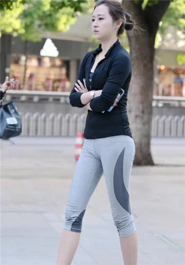 冷酷小姐姐街头散步，丰满美丽的曲线永远比不上圆滑的臀部