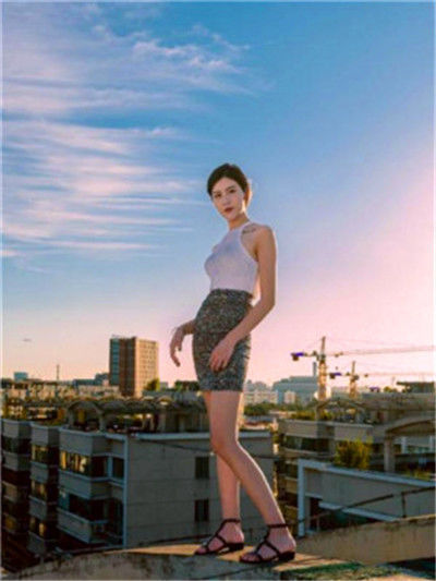 小美女|街拍:气质迷人的小美女,穿搭时髦,拎着包包十分时尚