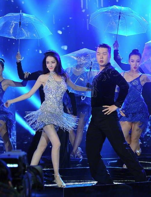 迪丽热巴的新裙子来了,珠光宝气的,没一定气质真驾驭不了!