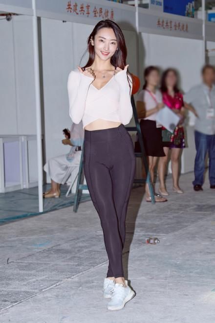 健身房里身材迷人的小妖精 这身材简直是害人!