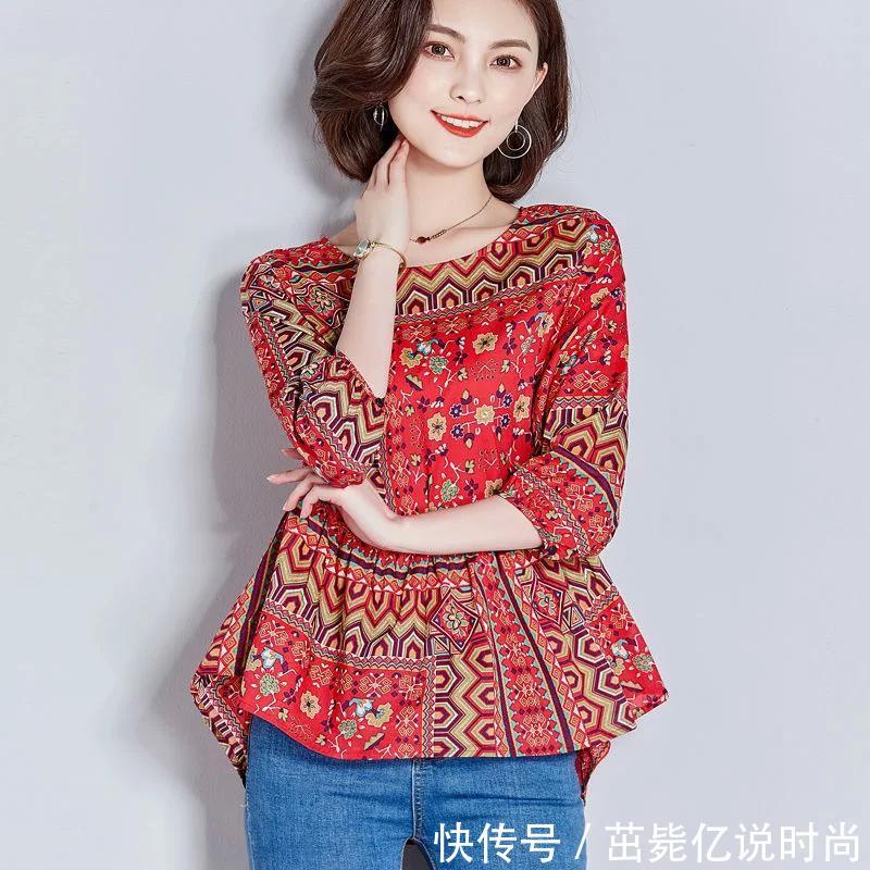 小姨是个时髦精，刚入秋就穿这样的精致小衫，出门走哪都夸衣品好