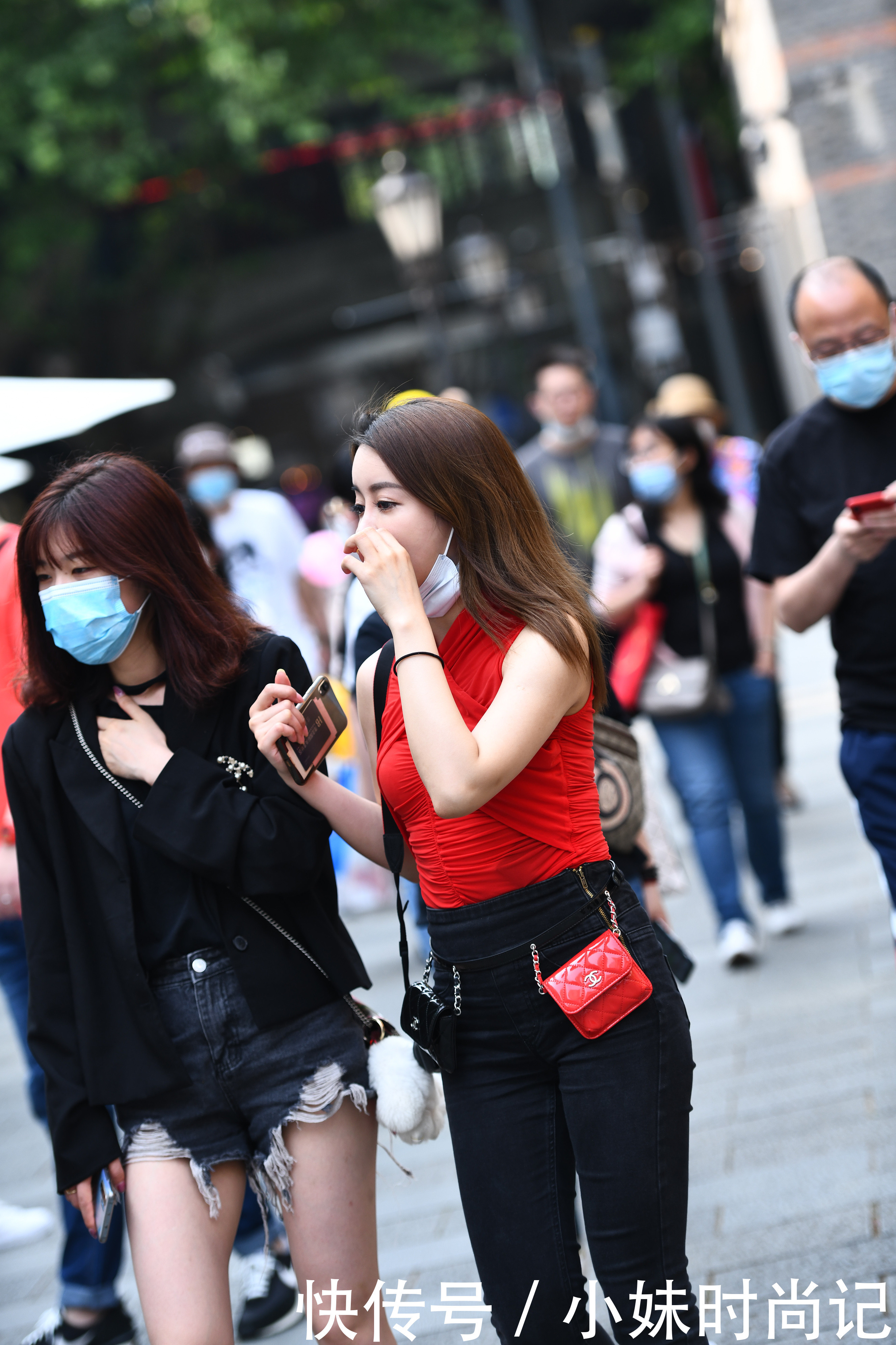 与众不同|街拍:简单变一变, 火红上衣呈现出了与众不同的效果, 还挺好看的