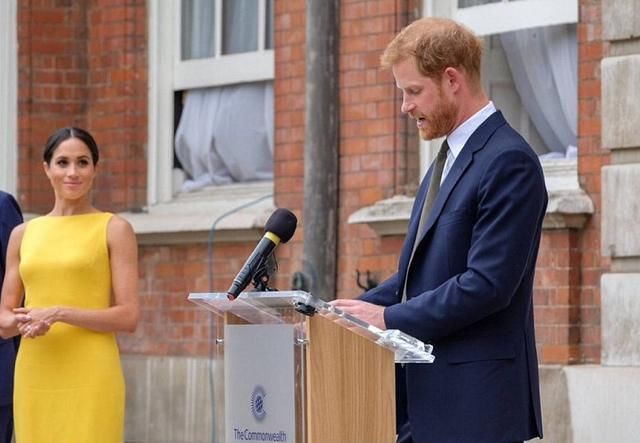 同样盘起头发,两位王妃都很优雅,可惜梅根却在这一细节输给凯特