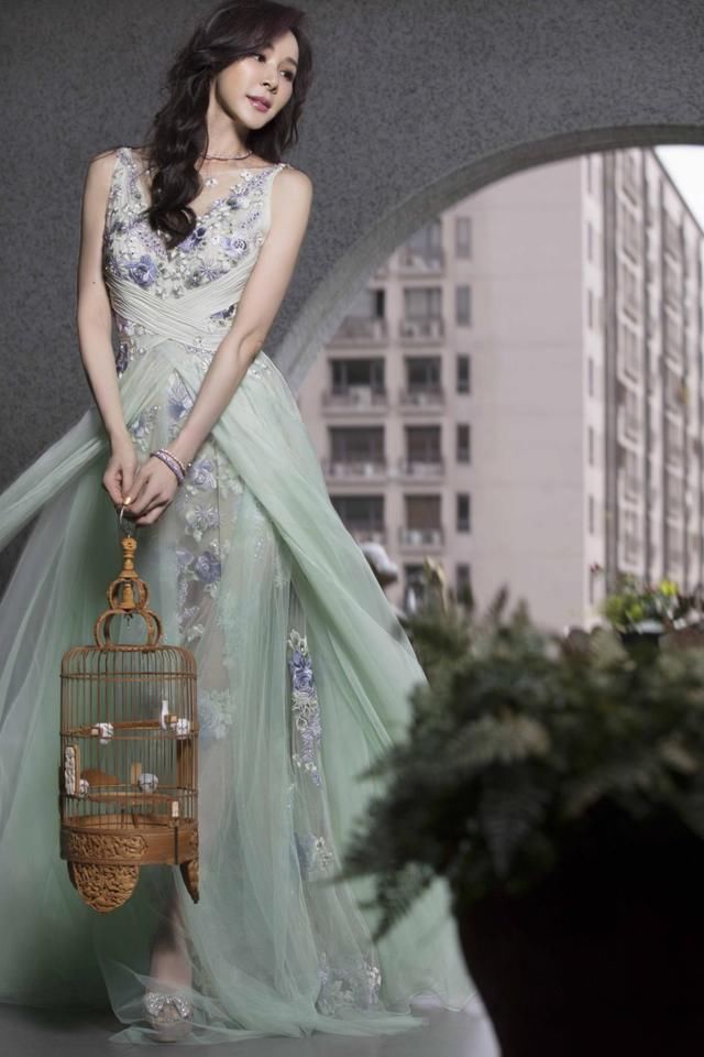 波点纹■52岁依然保持好身材,性感穿搭艳压众人,台湾“第一美女”萧蔷